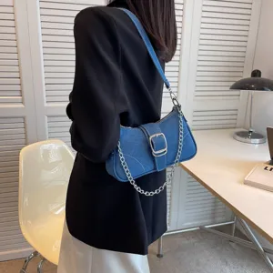 Borsa a spalla in denim blu alla moda da donna, elegante borsa sottobraccio con catena.