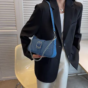 Borsa a tracolla in denim blu da donna, elegante borsa ascellare con catena in metallo.