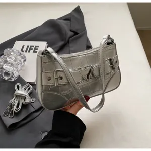 Détail de sac à épaule argenté, sac bandoulière élégant effet croco en cuir PU pour femme.
