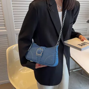 Vista dettagliata della borsa a spalla da donna in denim con catena metallica e fibbia chic.