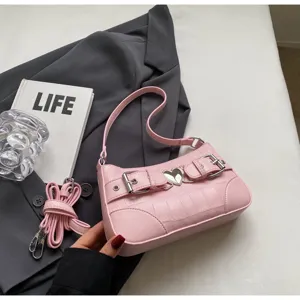 Sac porté épaule rose en similicuir texturé croco, sac bandoulière élégant avec boucle cœur.