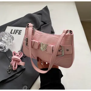 Sac à épaule en cuir PU effet croco rose avec boucle cœur chic pour la mode des femmes