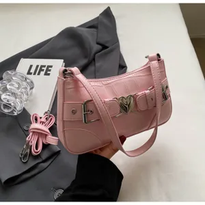 Sac à épaule texture crocodile rose avec détail boucle cœur sac sous les aisselles élégant