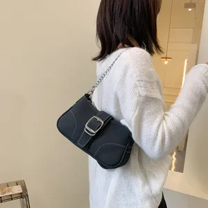 Vista dettagliata della borsa a spalla in denim nero da donna, elegante borsa in tela con fibbia.