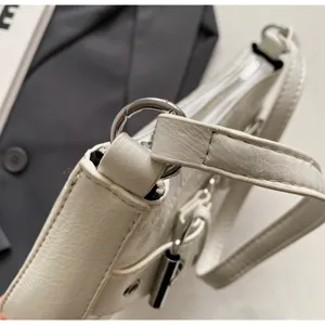 Détail de sac à épaule en cuir blanc, sac à aisselle élégant pour femmes avec quincaillerie.