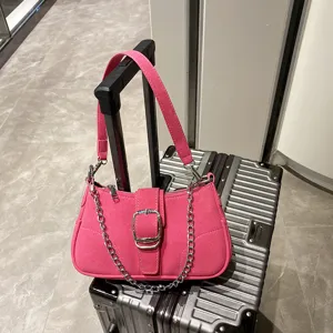 Borsa a spalla in camoscio rosa con catena argentata, borsa elegante da donna.
