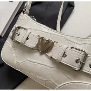Detail sac a epaule texture crocodile blanc, fermoir coeur metallique, sac tendance.
