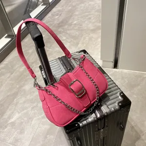 Borsa a tracolla rosa da donna, elegante borsa in tela alla moda con catena e fibbia chic.