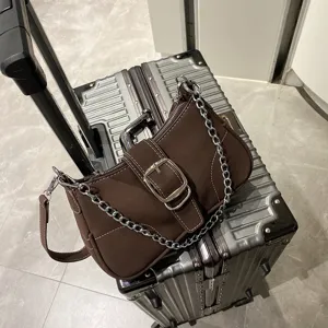 Borsa a spalla in tela marrone scuro con catena metallica ed elegante fibbia quadrata.