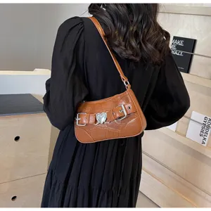Joli sac baguette épaule marron effet crocodile avec boucle métal cœur et détail style rétro.