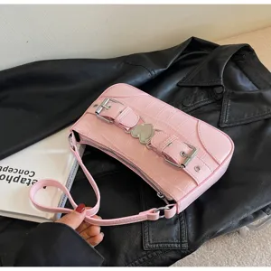Sac à bandoulière en cuir PU rose pour femme, sac tendance avec boucle en métal cœur et lanières.