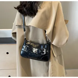 Sac épaule noir motif croco avec boucle cœur argentée et design élégant et tendance.