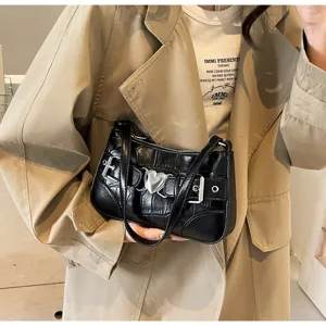 Sac bandoulière noir en similicuir avec boucle cœur chic et design rétro élégant.