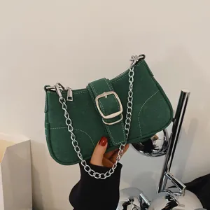 Borsa a spalla chic in denim verde con catena argentata alla moda e fibbia elegante.
