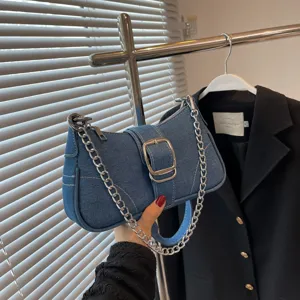 Borsa a spalla in denim blu da donna con tracolla a catena metallica e fibbia elegante.