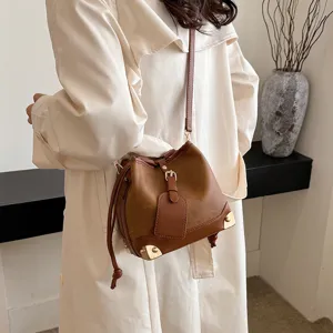 Elegante braune Damen Leder Eimer Tasche, retro Umhängetasche für Alltag und Büro.