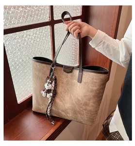 Nahaufnahme der Vintage PU Leder Shopper Tasche mit stilvollem Hundeanhänger Griff.
