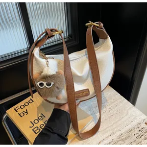 Chique minimalistische witte schoudertas met bruine band, trendy retro damestas stijl.