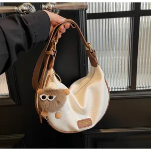 Stijlvolle witte hobo schoudertas voor dames, chique okseltas met schattige pluche hanger.