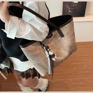 Retro braune PU Leder Shopper Tasche Detailansicht mit grossem Kapazitat und Hundespielzeug.
