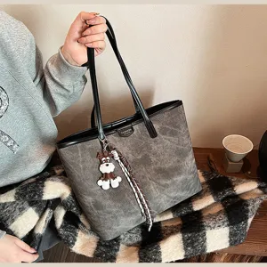 Vintage graue PU Leder Shopper Tasche mit süßem Welpenanhänger und geflochtenem Riemen.