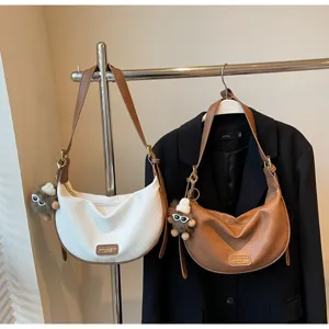 Stijlvolle halve maan schoudertas PU leer hobo tas met schattige pluche hanger dames handtas