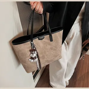 Retro PU Leder Shopper für Damen, elegante Alltagstasche mit stilvollem Anhänger.