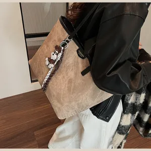 Retro große Kapazität PU Leder Damen Shopper, stylische Alltag Schultertasche mit Anhänger.
