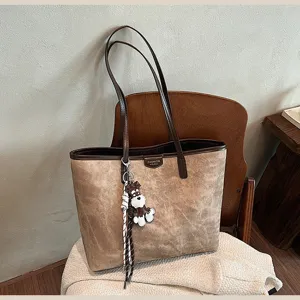 Detailaufnahme der Vintage PU Leder Shopper Tasche mit Retro Textur, Trägern und Hundemotiv.
