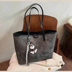 Detailansicht der großen Vintage-Shopper-Tasche mit süßem Hundehänger und strukturiertem Stoff.