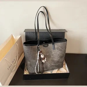 Retro PU Leder große Kapazität Tote Tasche für Damen, lässige Pendler Schultertasche mit Anhänger.