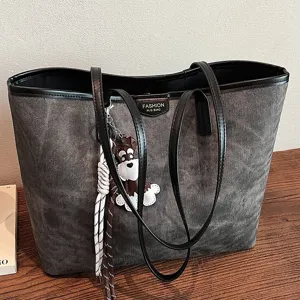 Damen Vintage PU Leder Tote Bag Grosse Kapazität Casual Pendler Schultertasche Mit Süssen Anhänger Mode Handtasche