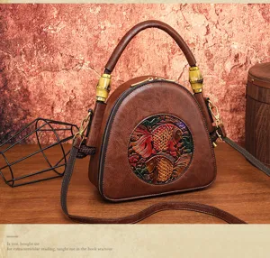 Nahaufnahme der Vintage geprägten Fisch Handtasche Detail, Retro Leder Textur und Griff.