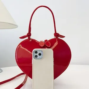 Borsa a mano a forma di cuore in pelle verniciata rossa da donna, elegante borsa a tracolla.