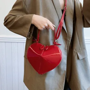 Borsa a mano rossa in pelle verniciata a forma di cuore, elegante borsa a tracolla donna.