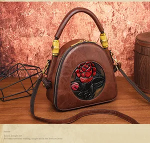 Detailansicht der geprägten Rosen-Ledertasche, vintage braune Umhängetasche mit Top-Handle.