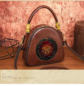 Detailansicht der stilvollen retro braunen Ledertasche mit wunderschönem Blumenmuster.