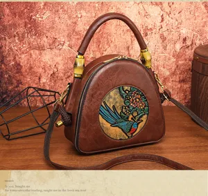 Retro ethnische runde Umhängetasche mit Blumen Vogel Prägung und Bambus Griff Details.
