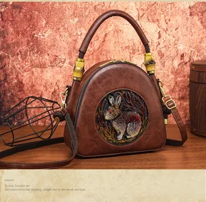 Detail der geprägten Hasen-Ledertasche, elegante Vintage Umhängetasche im Retro-Stil.