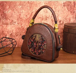 Detailaufnahme der Vintage Damen Umhängetasche mit Relief-Pflaumenblüten, ethnischer Leder-Tasche.