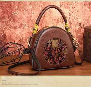 Retro geprägte Pflaumenblüten Umhängetasche mit elegantem Bambusgriff Design.