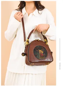 Geprägte Leder-Umhängetasche mit Vintage-Hirsch-Muster und einzigartigen Bambus-Griffdetails.