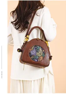 Vintage geprägte Pfauen Umhängetasche, Retro Pendler Leder Crossbody Bag mit Bambusgriff.