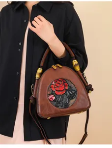 Vintage geprägte Lederschultertasche mit 3D-roter Rose und schicken Bambusgriffen.