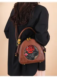 Detaillierte Ansicht der Vintage gepraegten Rosen Leder Umhaengetasche im Retro Stil.
