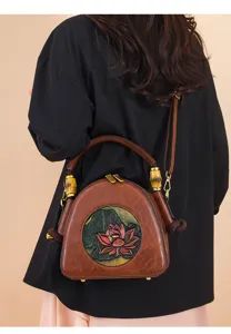 Retro braune Schultertasche Umhängetasche aus Leder mit Lotus Prägung und edlen Metallelementen.