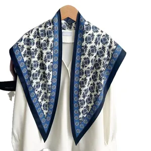 Retro blauw wit bloemenprint driehoek zijden sjaal stijlvolle vrouwen herfst omslagdoek