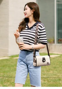 Sac à bandoulière coussin beige chic pour femme avec large sangle à motif pour un usage quotidien.