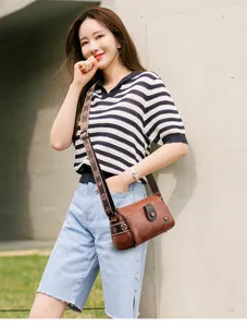 Vue détaillée du sac porté épaule marron en cuir, mettant en valeur sa bandoulière élégante.