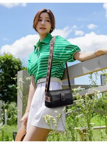 Sac porté épaule noir texturé avec bandoulière large à motif marron pour la mode féminine